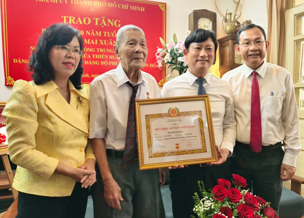 trao-huy-hieu-80-nam-tuoi-dang (17).jpg