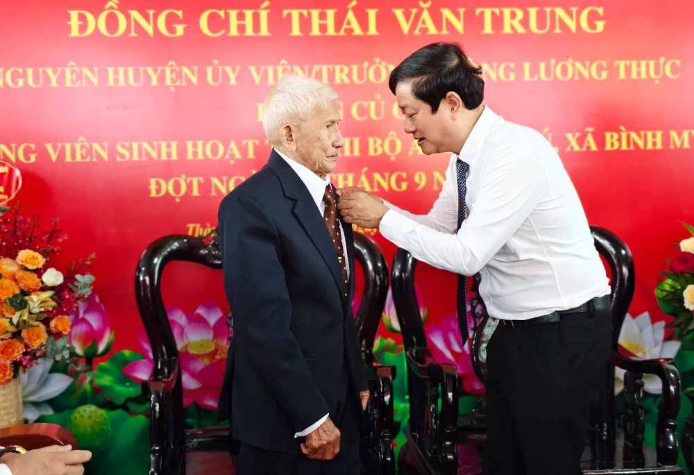 trao-huy-hieu-80-nam-tuoi-dang (2).jpg