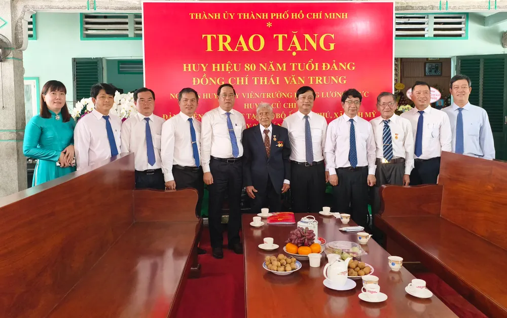 trao-huy-hieu-80-nam-tuoi-dang (7).jpg