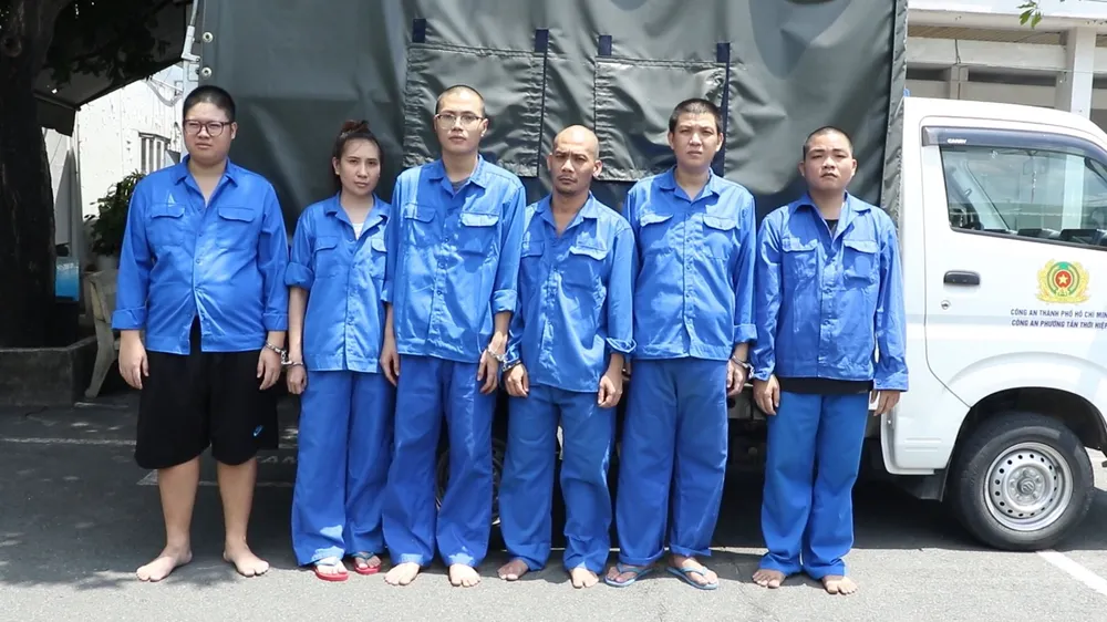 6-nguoi-bi-bat-vi-lam-gia-ho-so-vay-mua-o-to-roi-ban-xe-ngan.jpg