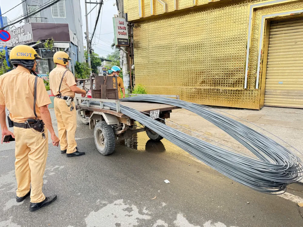 csgt-quyet-liet-xu-ly-xe-3-4-banh-vi-pham (10).jpg