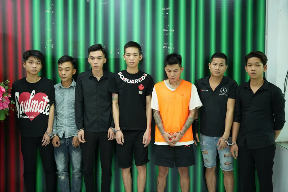 7-nguoi-bi-tam-giu-trong-vu-o-to-tong-nhieu-xe-may-o-phuong-cho-quan.jpg