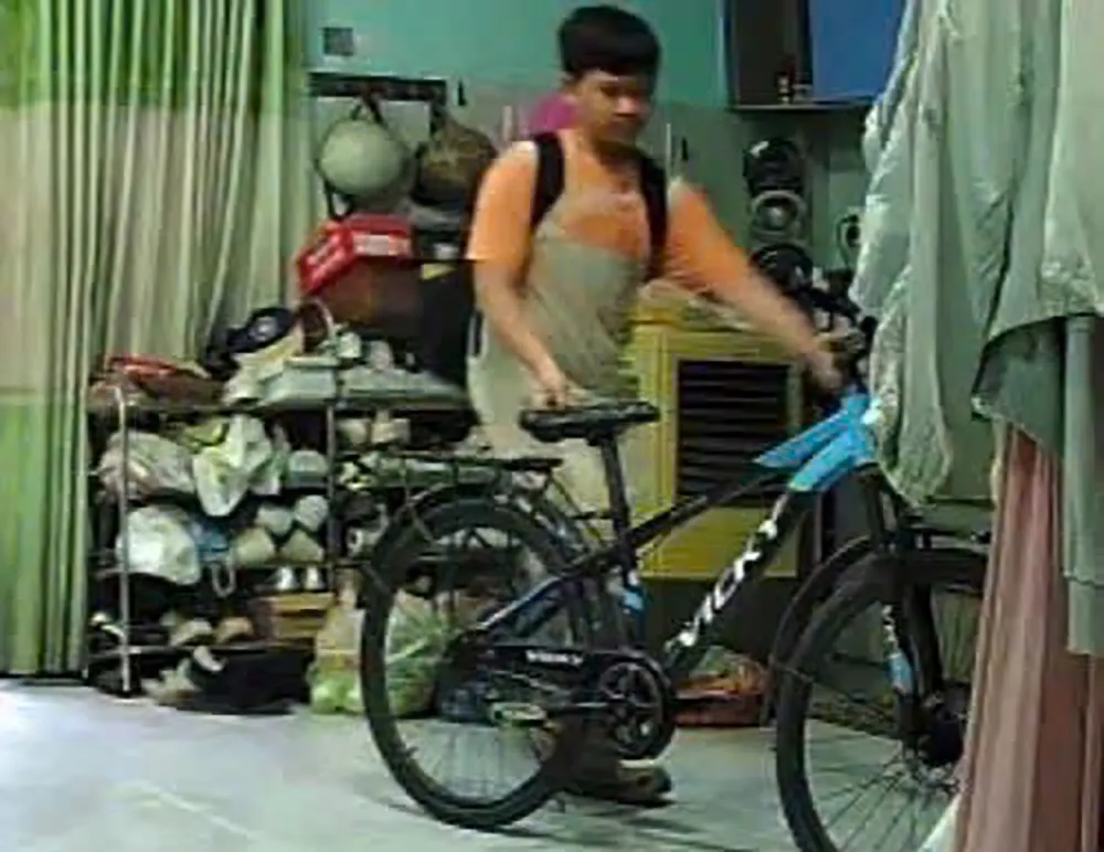 be-trai-mat-lien-lac-roi-nha-bang-xe-dap.jpg