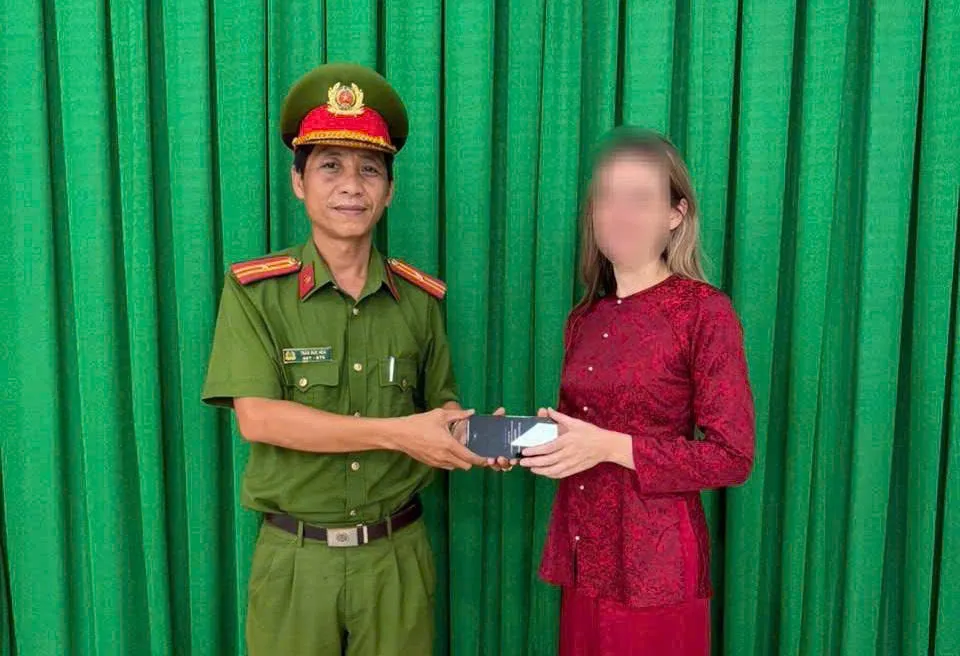 2-thanh-nien-cuop-giat-dien-thoai-cua-du-khach-nga-bi-cong-an-bat-0.jpg