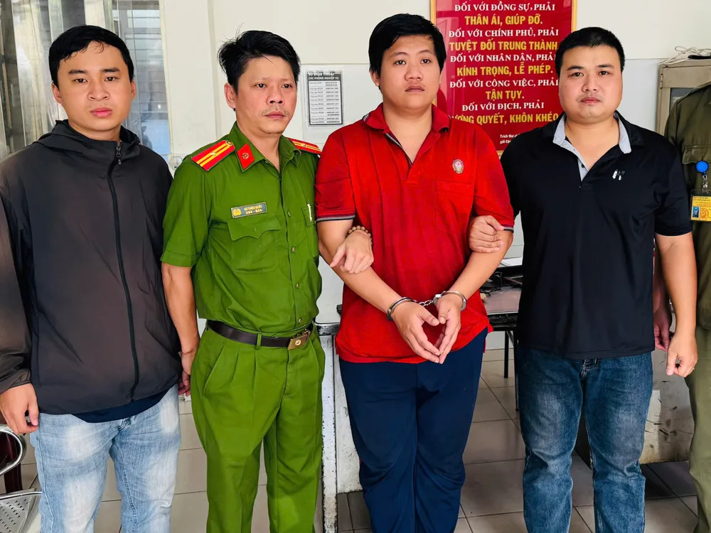 bat-thanh-nien-danh-doi-vo-chong-va-tron-truy-na-2-nam (1).jpg