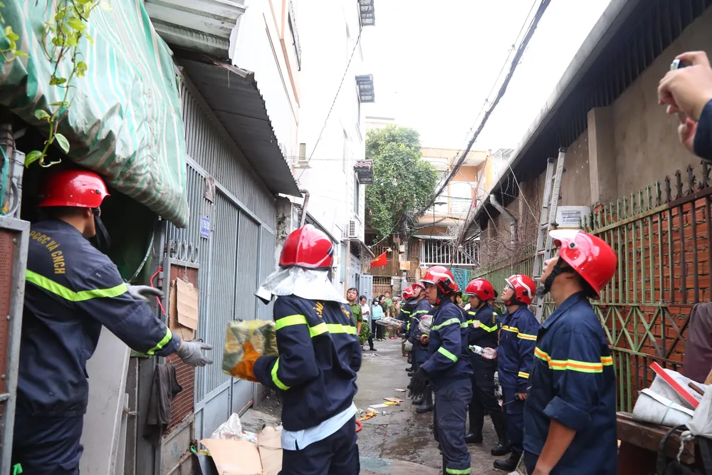 sap-gac-xep-can-nha-hem-duong-truong-sa-3-nguoi-thoat-nan (12).jpg