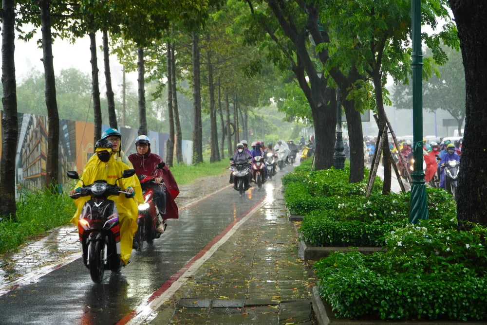 mua-lon-ngap-nuoc-ket-xe-un-u-khap-noi-2.jpg