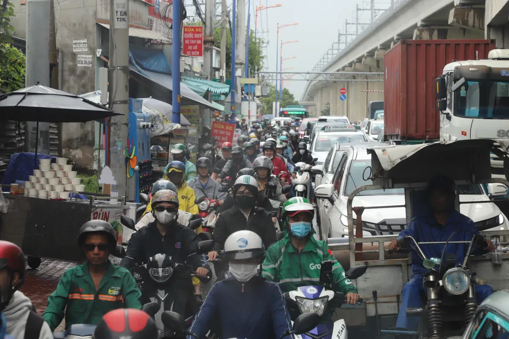 mua-lon-ngap-nuoc-ket-xe-un-u-khap-noi-4.jpg