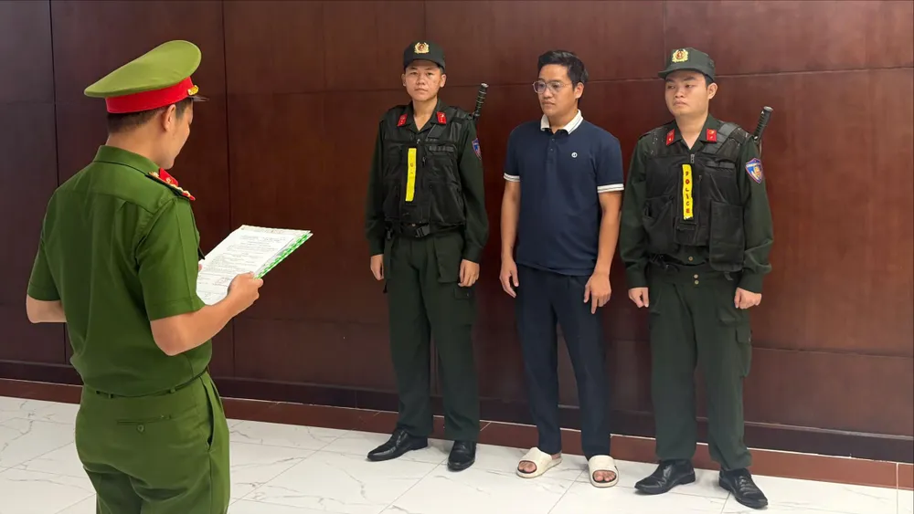 bat-giam-doc-cong-ty-dwatch-ban-do-gia (1).jpg