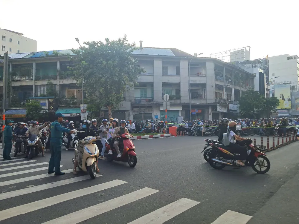 cay-bo-de-tram-tuoi-bat-goc-o-giao-lo-dinh-tien-hoang-0.jpg