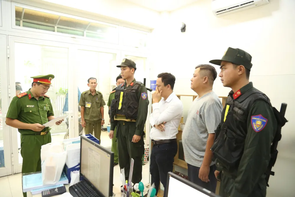 khoi-to-5-vu-an-bat-21-nguoi-lam-gia-ket-qua-quan-trac-moi-truong (1).jpg