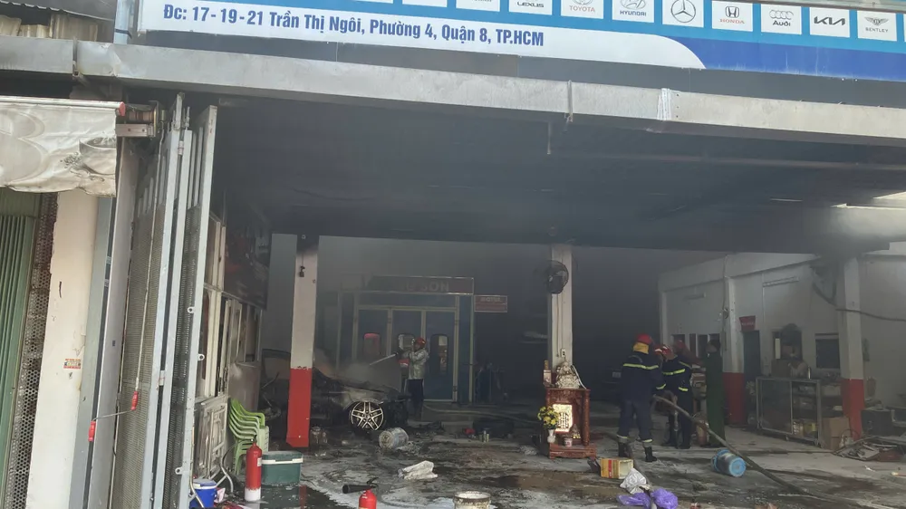 chay-garage-o-to-dua-duoc-nhieu-xe-ra-ngoai (6).jpg
