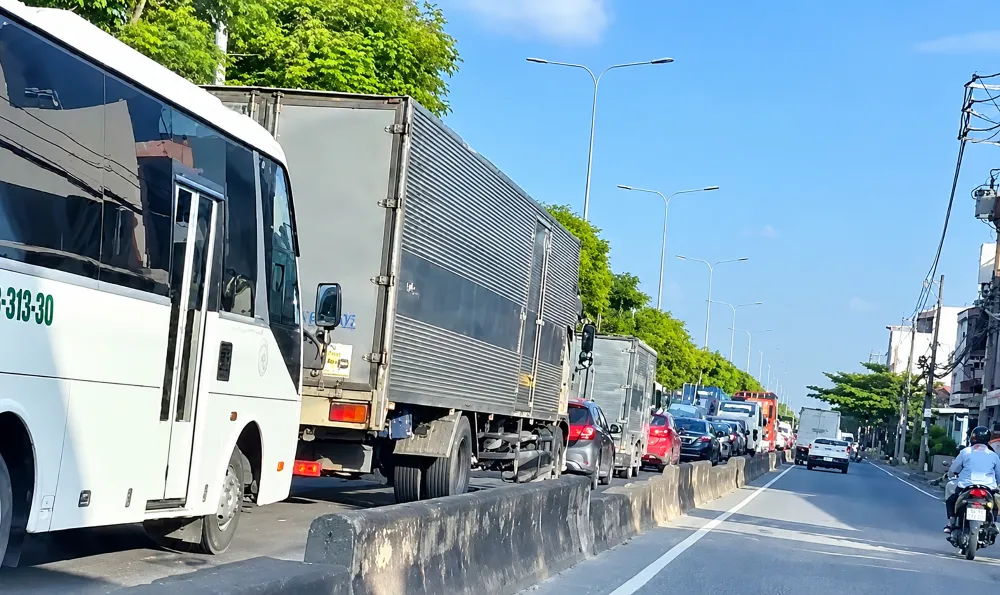 xe-container-tong-dai-phan-cach-giao-thong-un-u-0.jpg