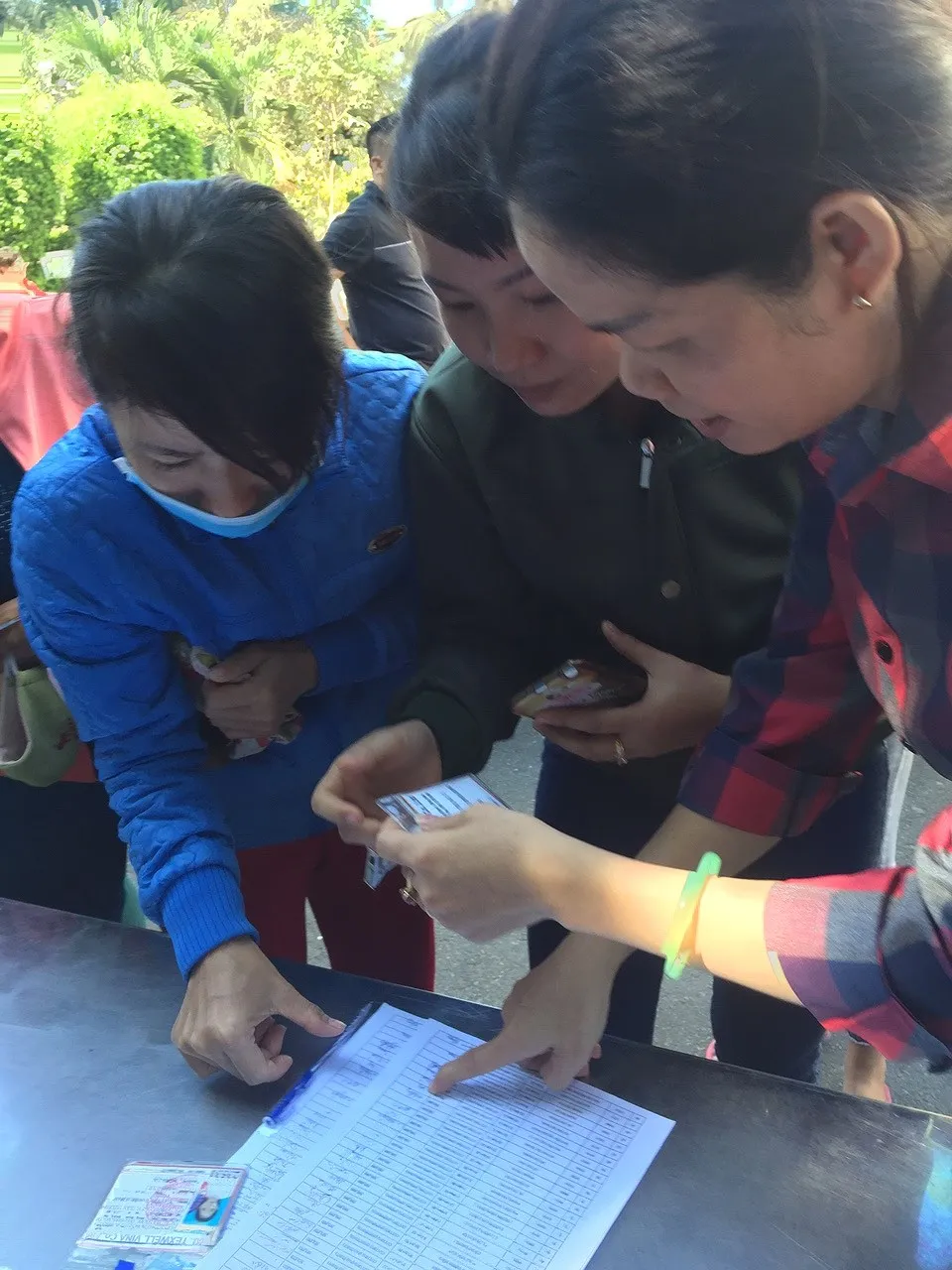 1.900 công nhân bị “xù lương” nhận quà Tết ảnh 1