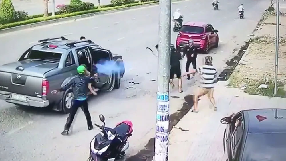 Kinh hoàng: 2 nhóm "giang hồ" ở Đồng Nai hỗn chiến giữa đường bằng súng, mã tấu ảnh 1