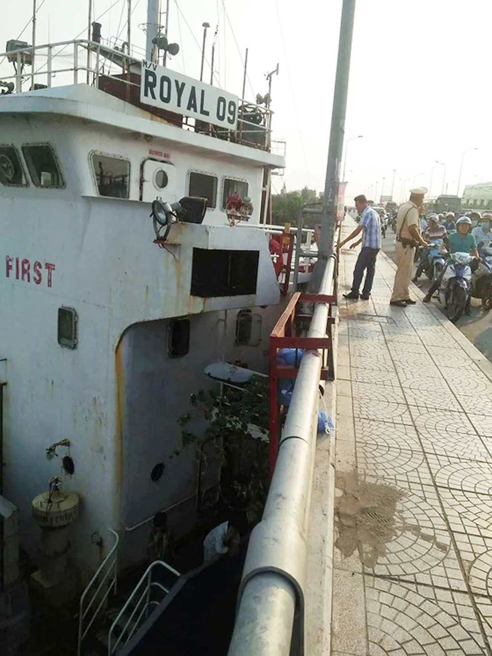 Tàu chở hàng “khủng” hơn ngàn tấn va vào cầu Đồng Nai ảnh 2