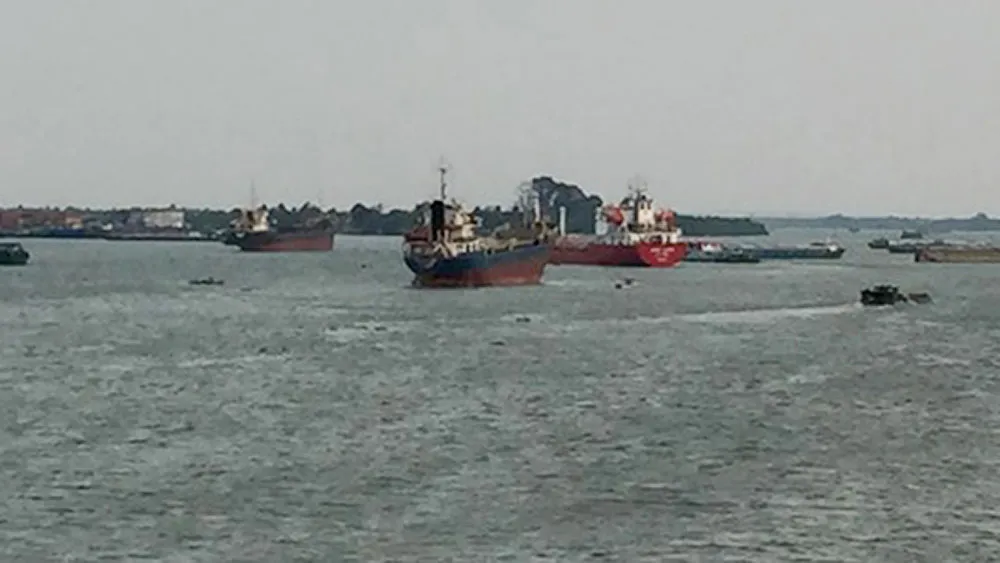 Tàu chở hàng “khủng” hơn ngàn tấn va vào cầu Đồng Nai ảnh 4