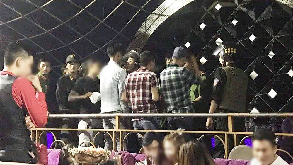 Quang cảnh trong quán bar Romance