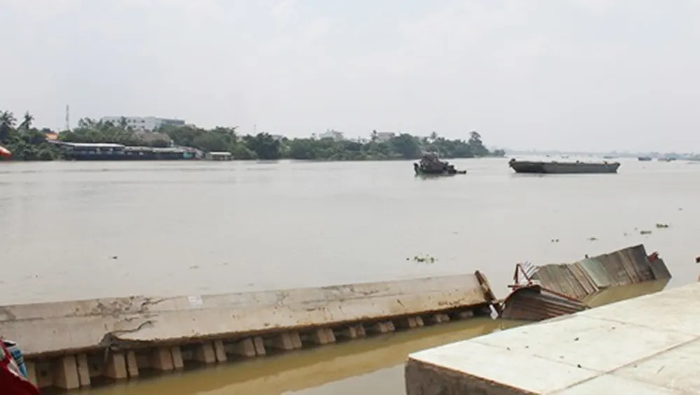 Đoạn bờ kè bị sạt lở