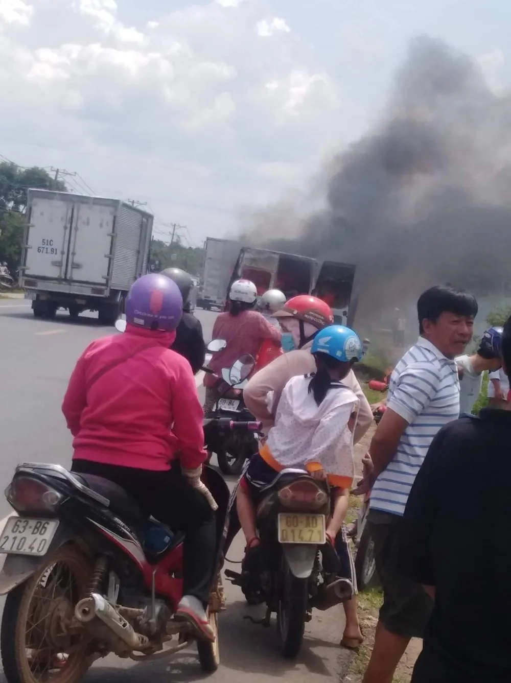 Cháy xe 16 chỗ, một hành khách tử nạn ảnh 2