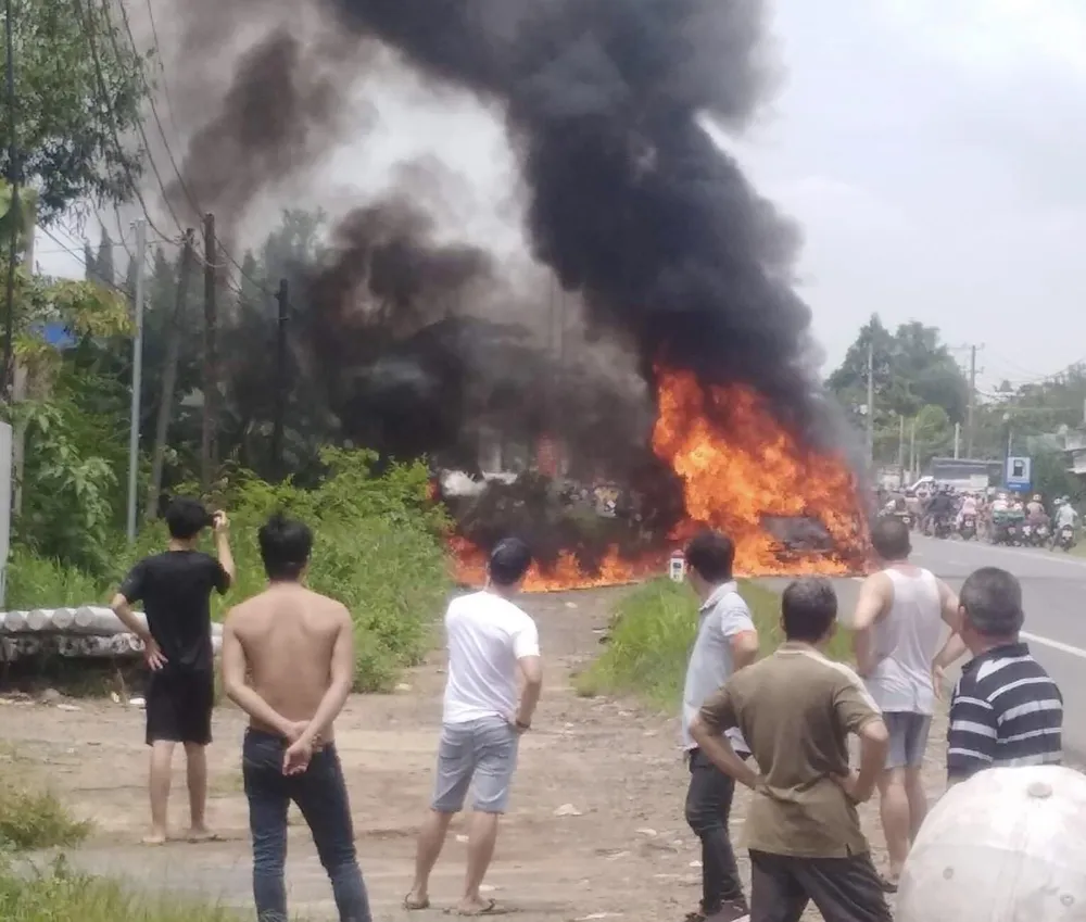 Cháy xe 16 chỗ, một hành khách tử nạn ảnh 1