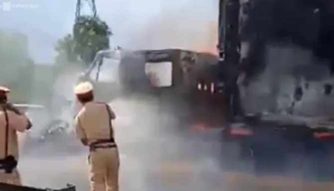 Container bất ngờ bốc cháy dữ dội trên cao tốc ảnh 1