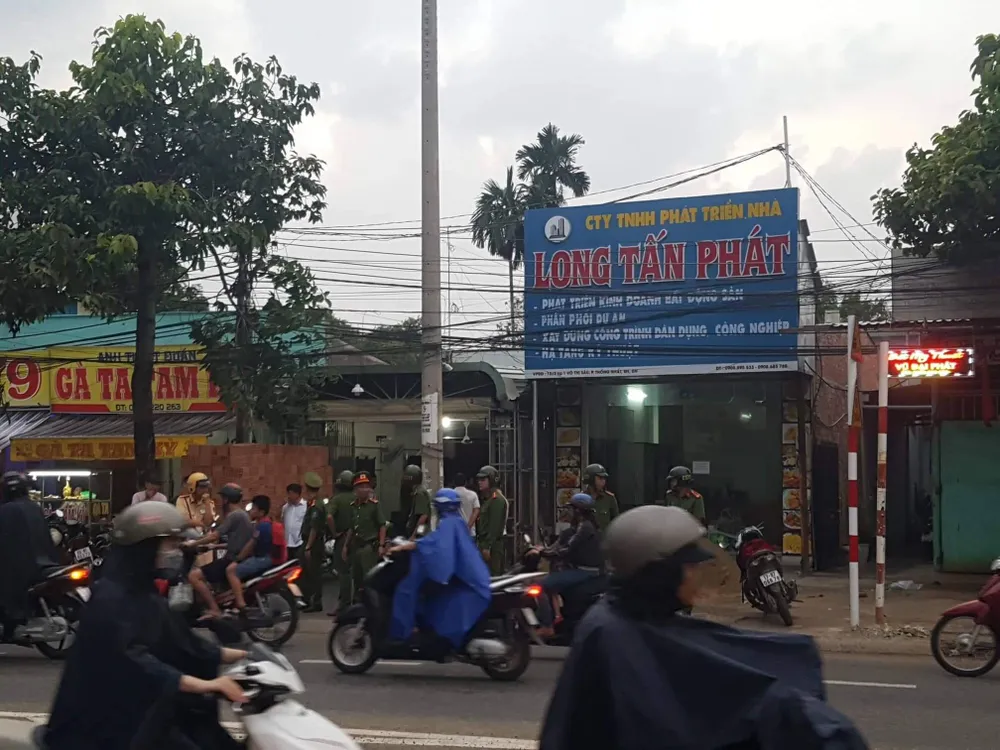 Khám nhà chủ doanh nghiệp gọi Giang “36” vây xe công an ảnh 1