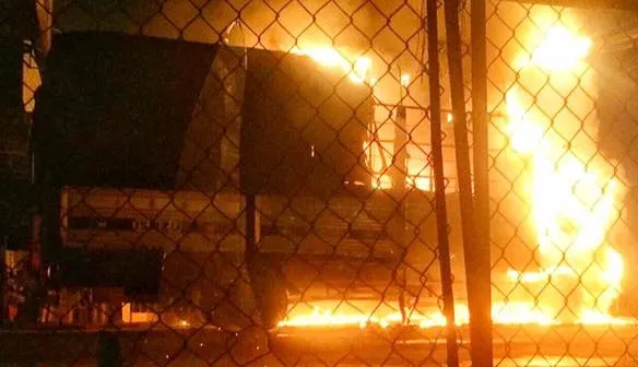 Xe tải bị thiêu rụi lúc rạng sáng ảnh 1