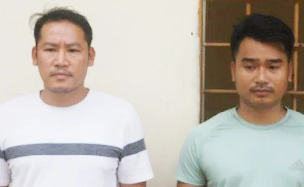 Hai đối tượng Nguyễn Đình Ngọc và Nguyễn Văn Việt tại cơ quan công an