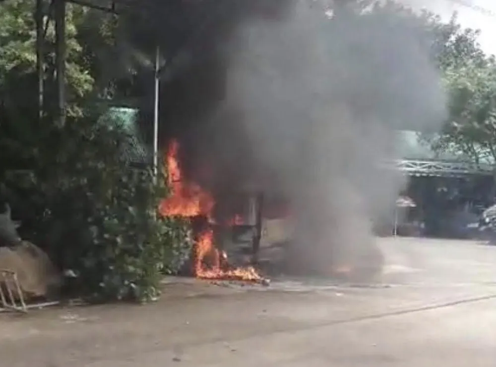 Xe khách bị cháy trơ khung ảnh 1