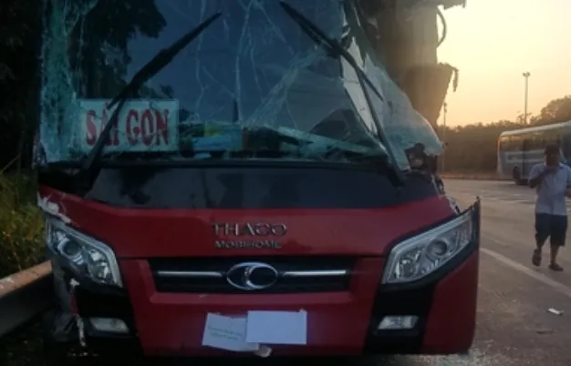 Xe khách va chạm với xe tải, tài xế bị thương, hành khách la hét sợ hãi ảnh 1