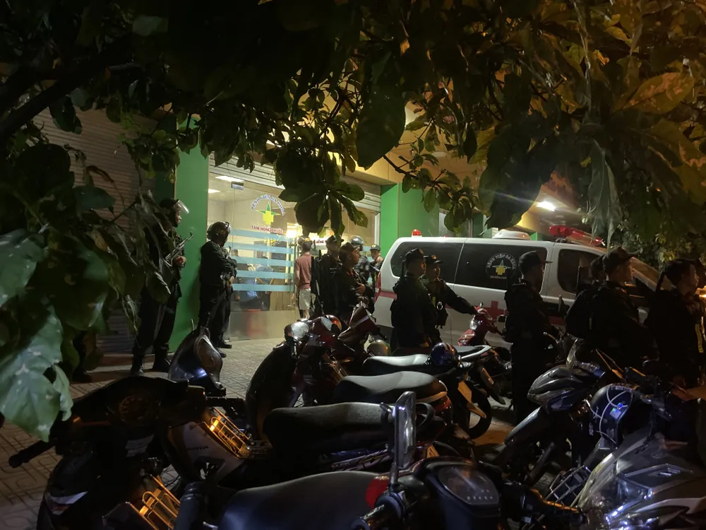 Giám đốc bệnh viện bị giang hồ khống chế đòi nợ, cả trăm cảnh sát đến hiện trường ảnh 1