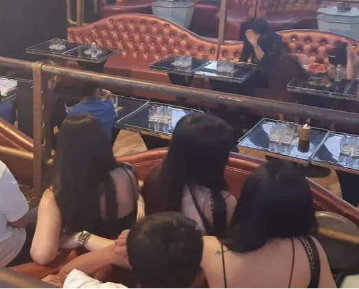 Đột kích quán bar V8 Club phát hiện cả khách và nhân viên dương tính với ma túy ảnh 1