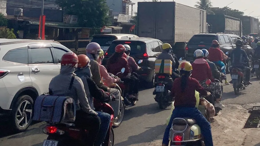 Đồng Nai kẹt xe trên diện rộng, các phương tiện “chôn chân” trên quốc lộ ảnh 1