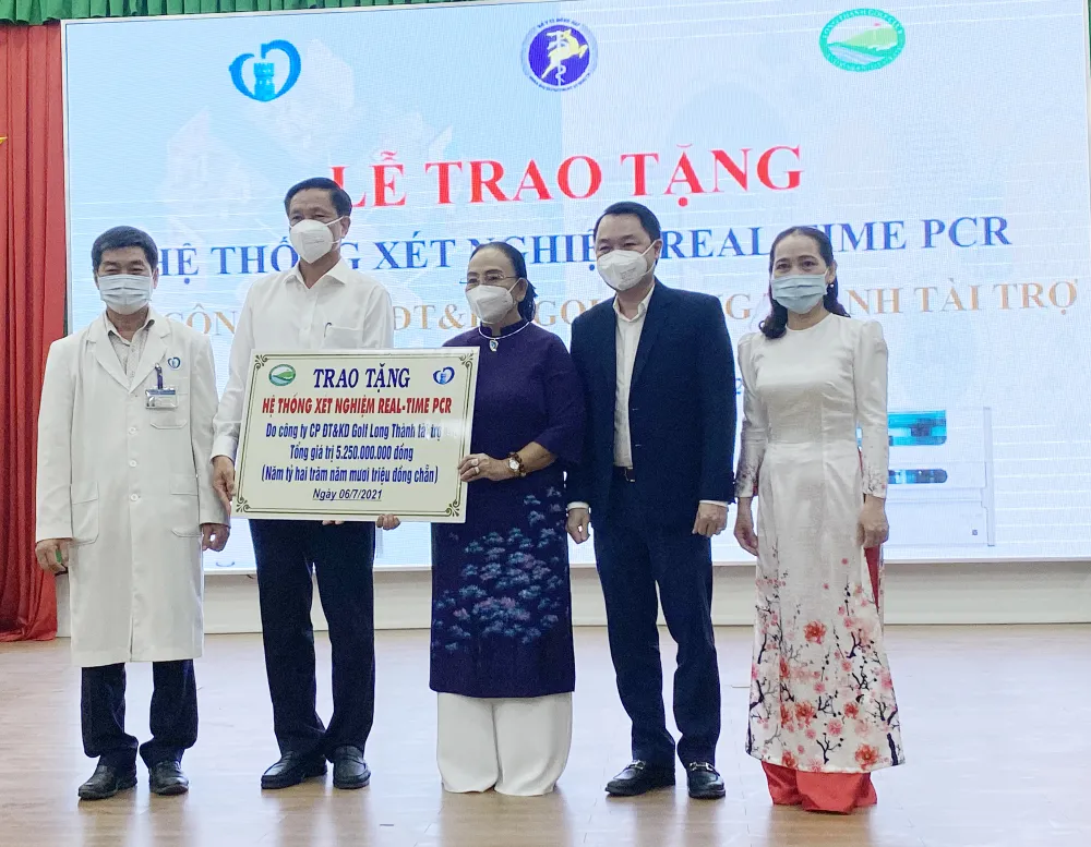 Công ty Golf Long Thành trao tặng hệ thống máy xét nghiệm Covid-19 cho Đồng Nai ảnh 1