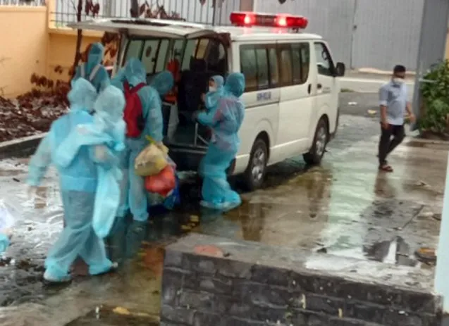 Những bệnh nhân Covid-19 đang được đưa về nhà sau khi chữa khỏi bệnh