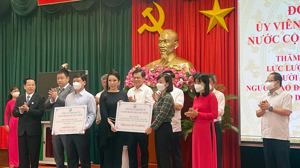 Công ty CP Đầu tư và Kinh doanh Golf Long Thành trao tặng biểu trưng cho Đồng Nai