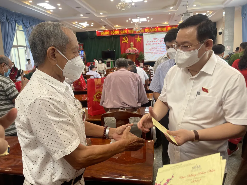 Chủ tịch Quốc hội Vương Đình Huệ thăm, tặng quà tại tỉnh Đồng Nai ảnh 2