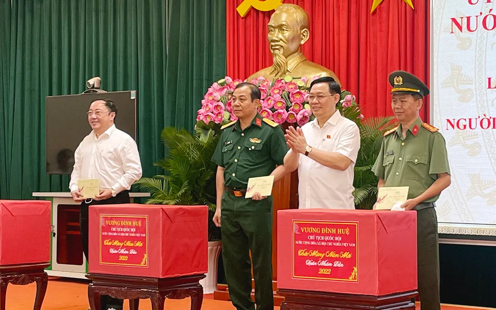 Chủ tịch Quốc hội Vương Đình Huệ thăm, tặng quà tại tỉnh Đồng Nai ảnh 1