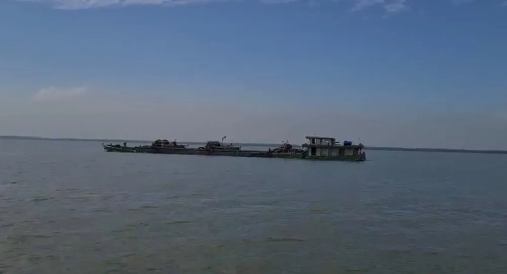 Bộ đội Biên phòng bắt giữ 4 sà lan vận chuyển trên 2.500 m³ cát trái phép ảnh 1