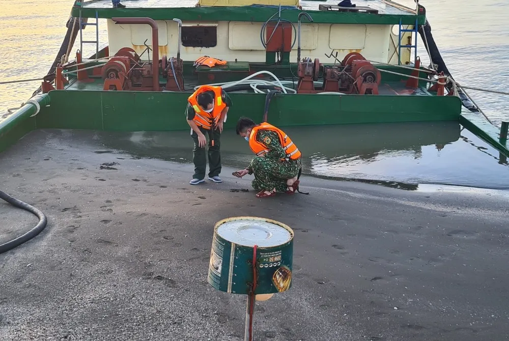 Bộ đội Biên phòng bắt giữ 4 sà lan vận chuyển trên 2.500 m³ cát trái phép ảnh 2