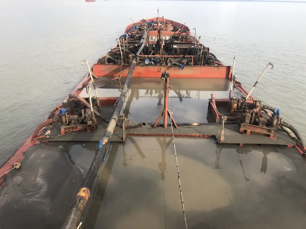 Bộ đội Biên phòng TPHCM bắt giữ 3 phương tiện khai thác, vận chuyển cát lậu ảnh 1