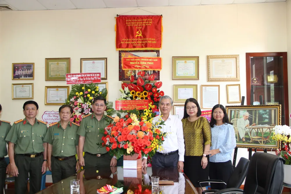 Lãnh đạo TPHCM thăm, chúc mừng các cơ quan báo chí ảnh 11