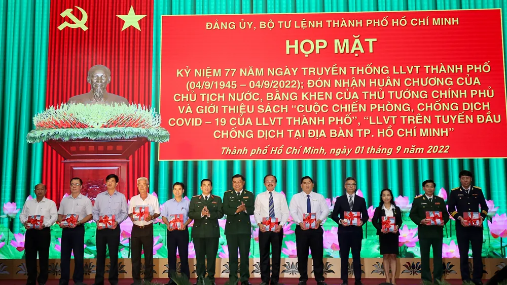 Bộ Tư lệnh TPHCM họp mặt kỷ niệm 77 năm Ngày truyền thống lực lượng vũ trang TPHCM ảnh 1