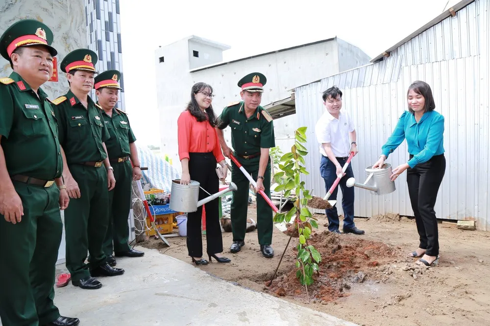 Bàn giao 7 căn nhà cho người dân tại điểm dân cư liền kề chốt dân quân biên giới ảnh 2