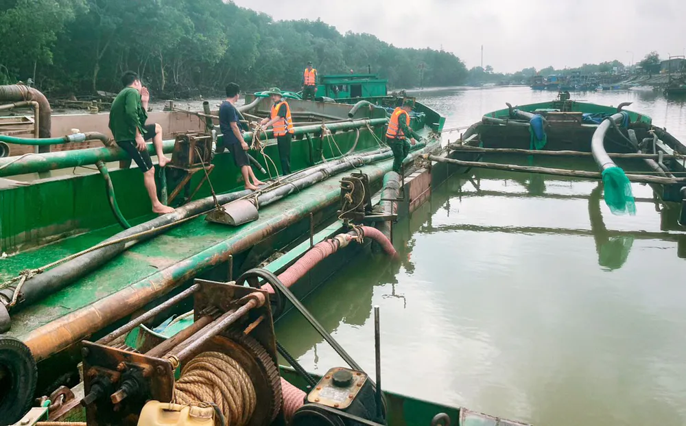Bộ đội Biên phòng TPHCM bắt giữ 3 phương tiện khai thác cát trái phép ảnh 2