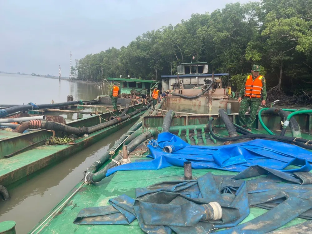 Bộ đội Biên phòng TPHCM bắt giữ 3 phương tiện khai thác cát trái phép ảnh 1