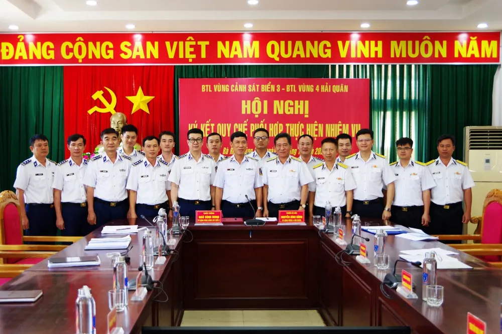 Cảnh sát biển và Hải quân phối hợp tuần tra, xử lý vụ việc trên biển ảnh 3
