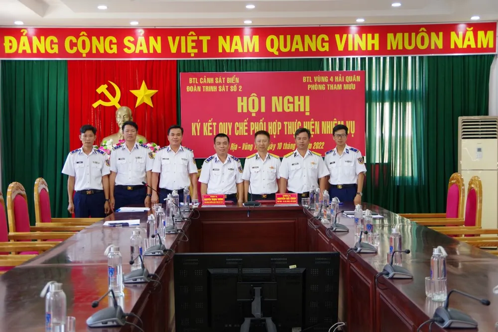 Cảnh sát biển và Hải quân phối hợp tuần tra, xử lý vụ việc trên biển ảnh 2