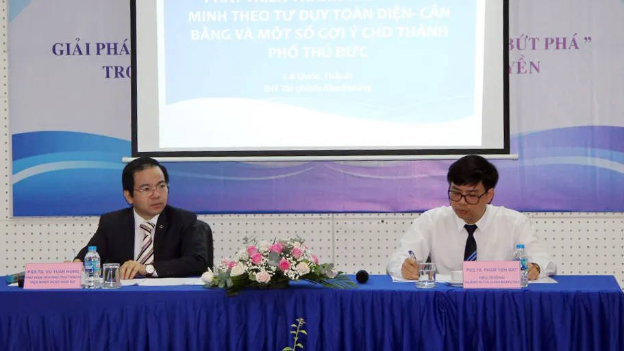 Phó giáo sư, Tiến sĩ Vũ Tuấn Hưng (trái) cùng Phó giáo sư, Tiến sĩ  Phạm Tiến Đạt (phải) chủ trì hội thảo. Ảnh: TRẦN YÊN